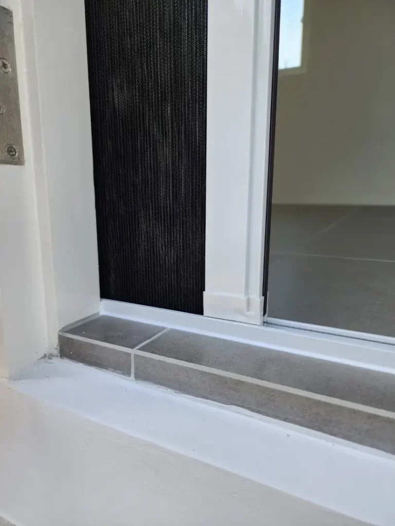 ประตูมุ้งลวดจีบ